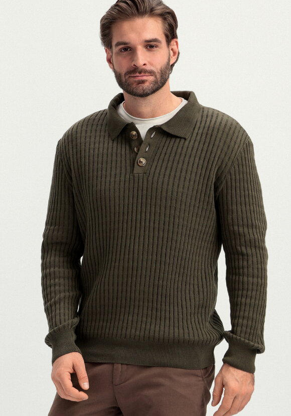 Джемпер с воротником-поло на пуговицах шир.  580, рис. 17