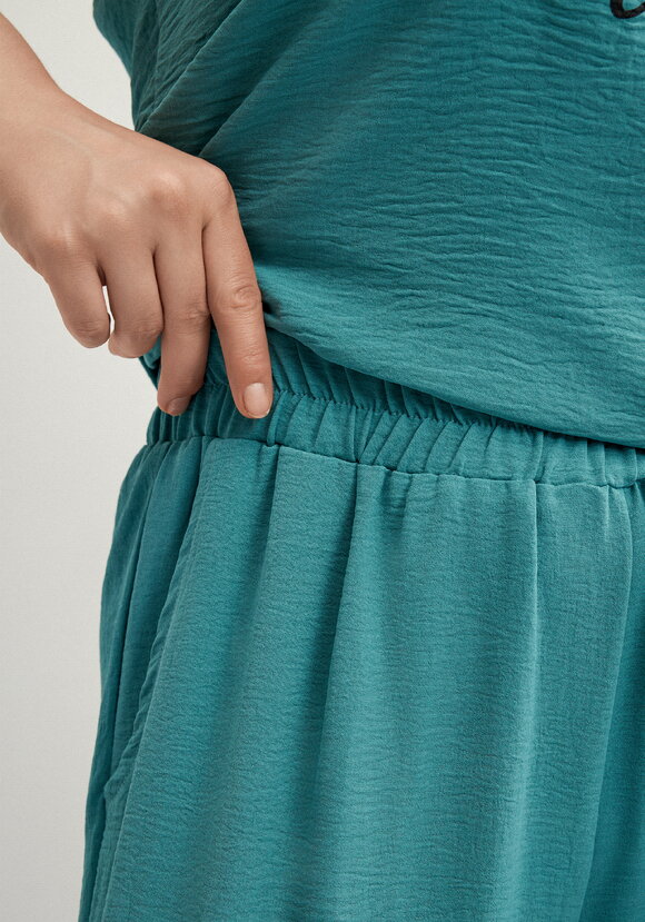 Костюм брючный с лаконичным принтом шир.  580, рис. 16