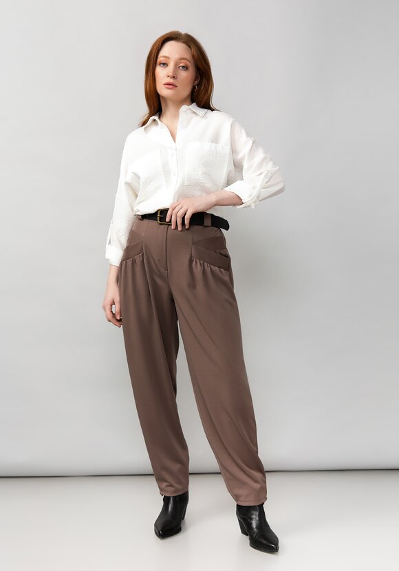 Брюки женские со сборкой на карманах шир.  580, рис. 9