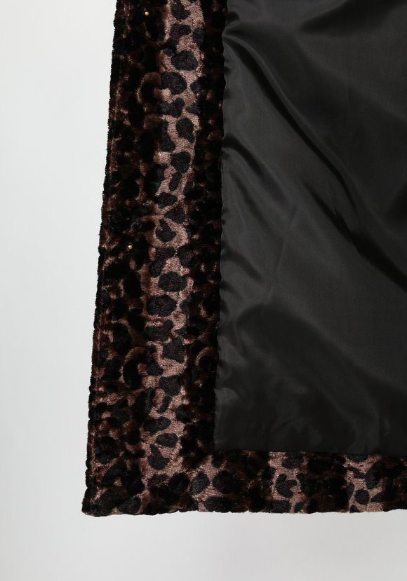 Шуба с контрастными манжетами и воротником шир.  580, рис. 16