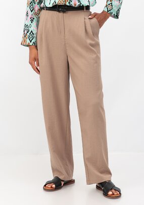 Брюки свободного кроя с защипами на поясе