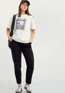 Костюм с флористическим принтом на футболке