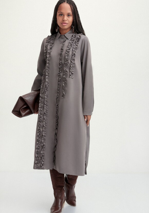 Платье рубашка с рюшей шир.  580, рис. 15