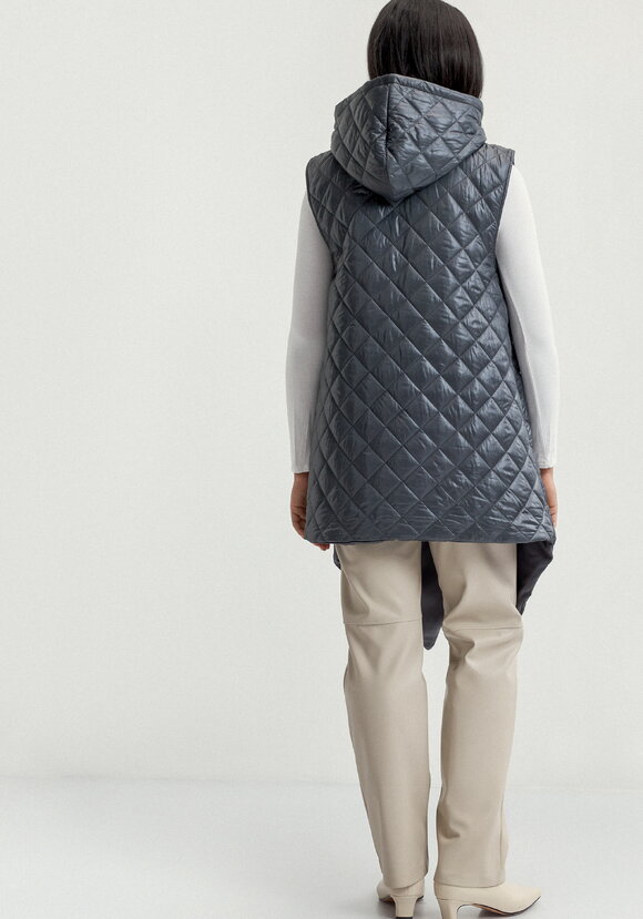 Жилет стёганый с ассиметричным низом шир.  580, рис. 13