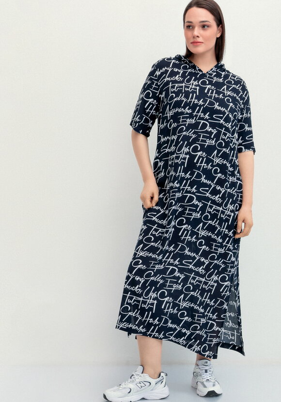 Платье-футболка с капюшоном шир.  580, рис. 1