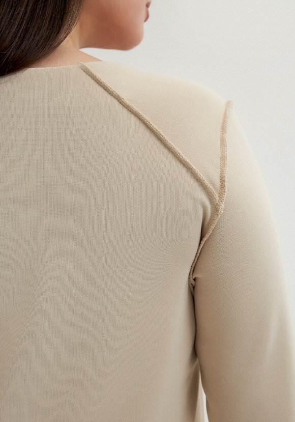 Лонгслив с конструктивным кроем шир.  580, рис. 6