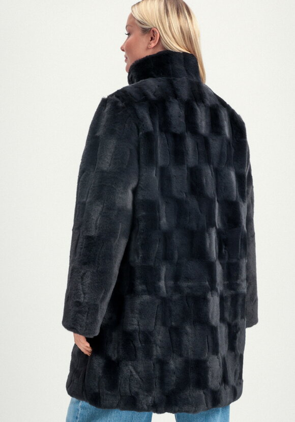 Шуба длины миди с брошью на воротнике шир.  580, рис. 4