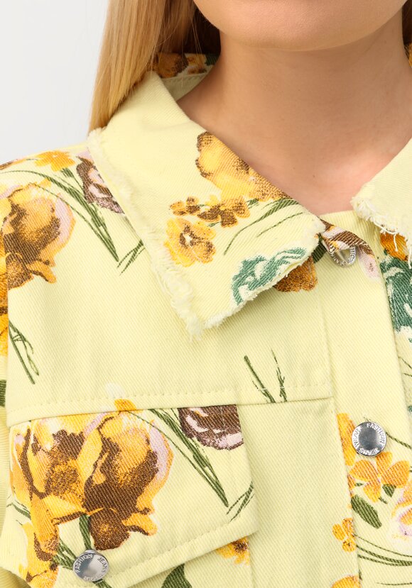 Джинсовая куртка с цветочным принтом шир.  580, рис. 11