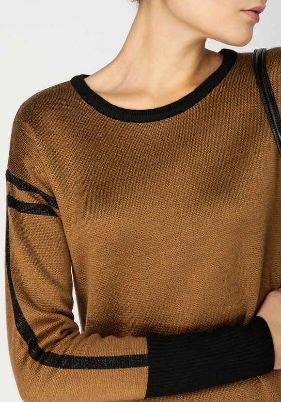 Платье прямого силуэта с контрастной отделкой шир.  580, рис. 4