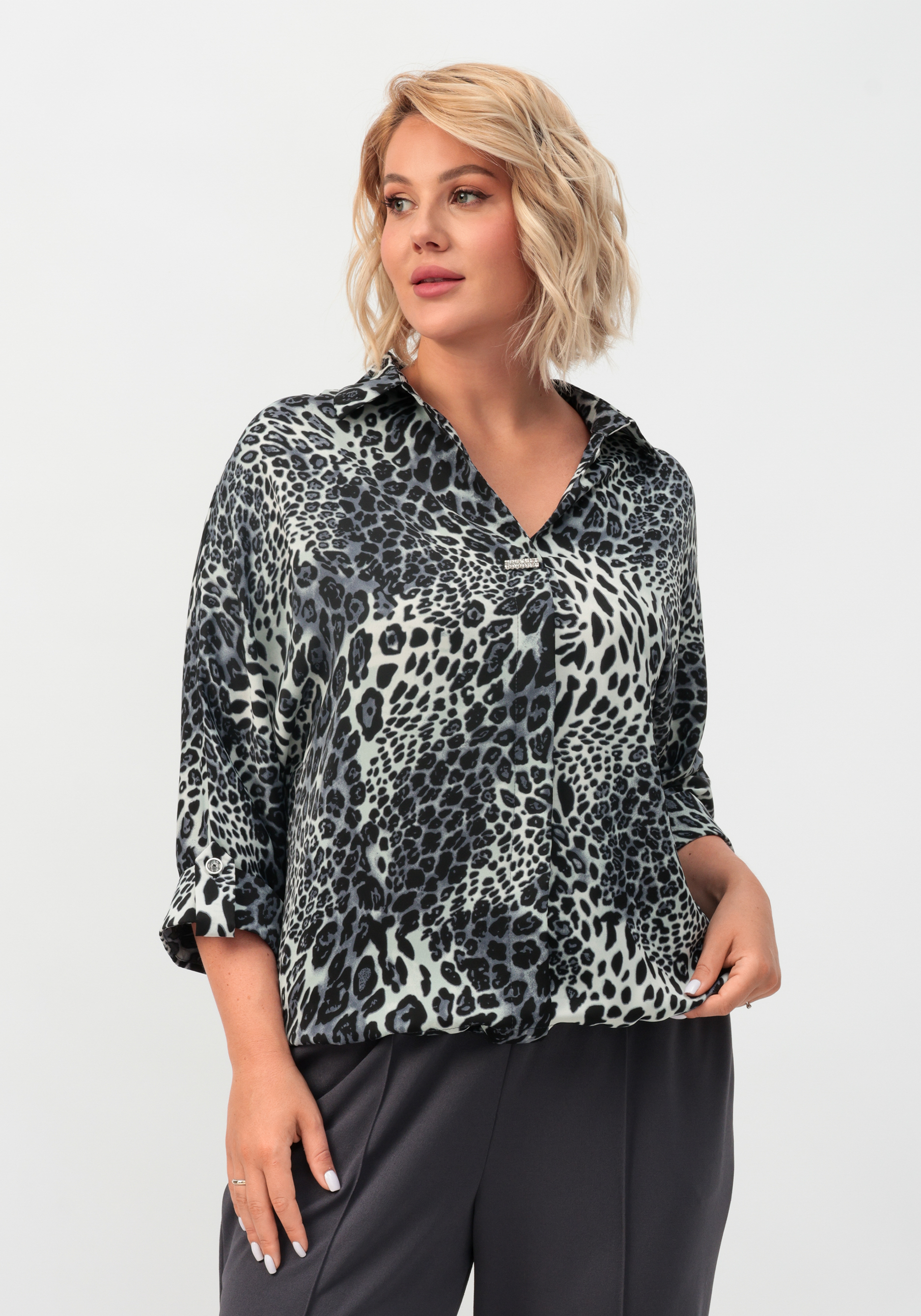 Блуза с патами на рукавах и брошью 1599₽