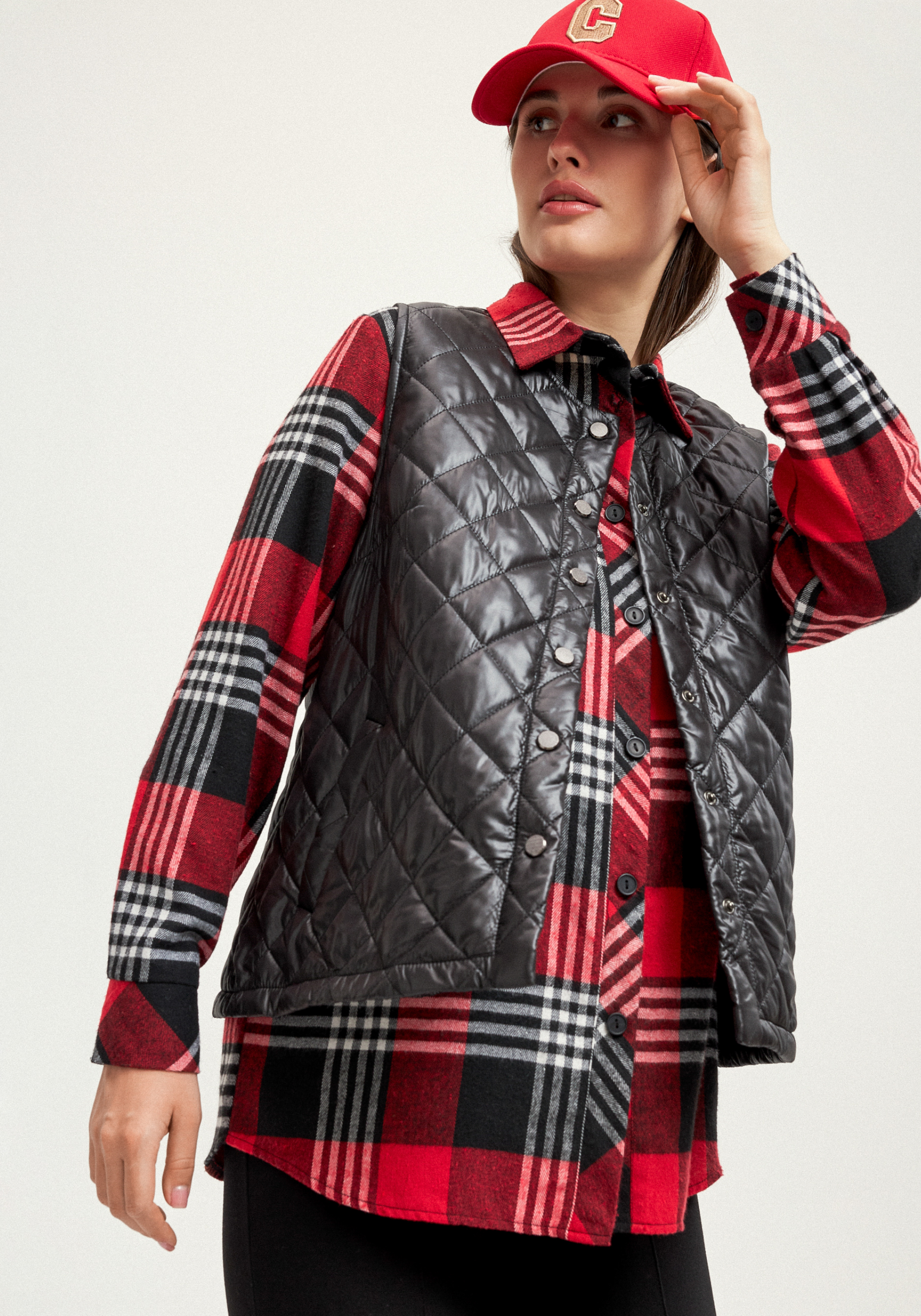 Жилет стёганый с застёжкой на кнопки