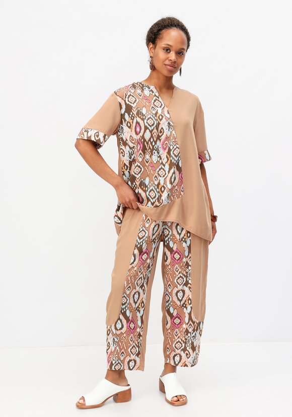 Костюм с асимметричными вставками шир.  580, рис. 9