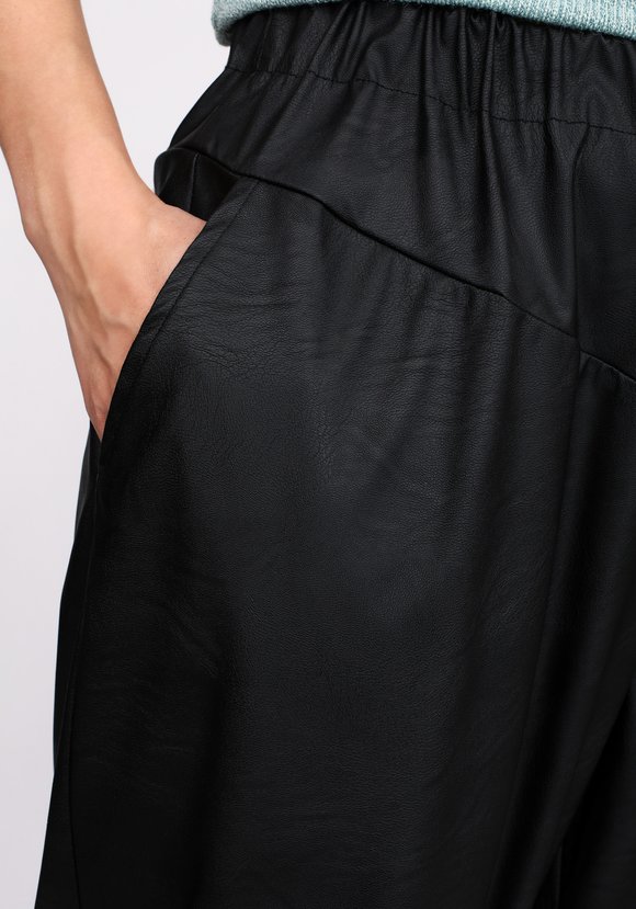 Брюки из экокожи на резинке шир.  580, рис. 13