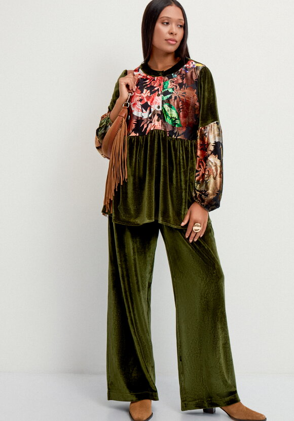 Брюки из велюра на резинке по поясу шир.  580, рис. 1