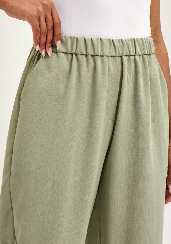 Брюки льняные на резинке по поясу и низу шир.  580, рис. 29