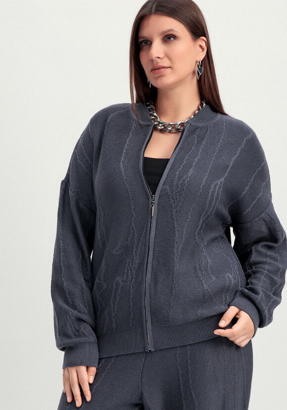 Бомбер с фактурным рисунком шир.  580, рис. 15