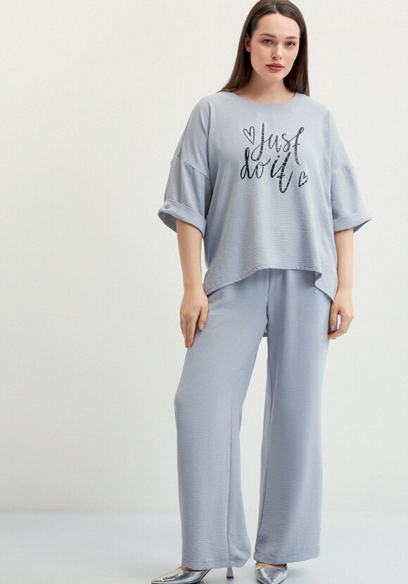 Костюм брючный с лаконичным принтом шир.  580, рис. 37