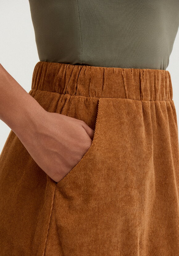 Юбка с декоративными пуговицами и клапаном шир.  580, рис. 14