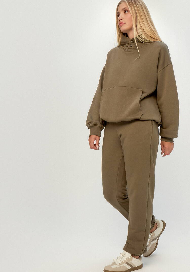 Брюки джоггеры с карманами на резинке шир.  750, рис. 23