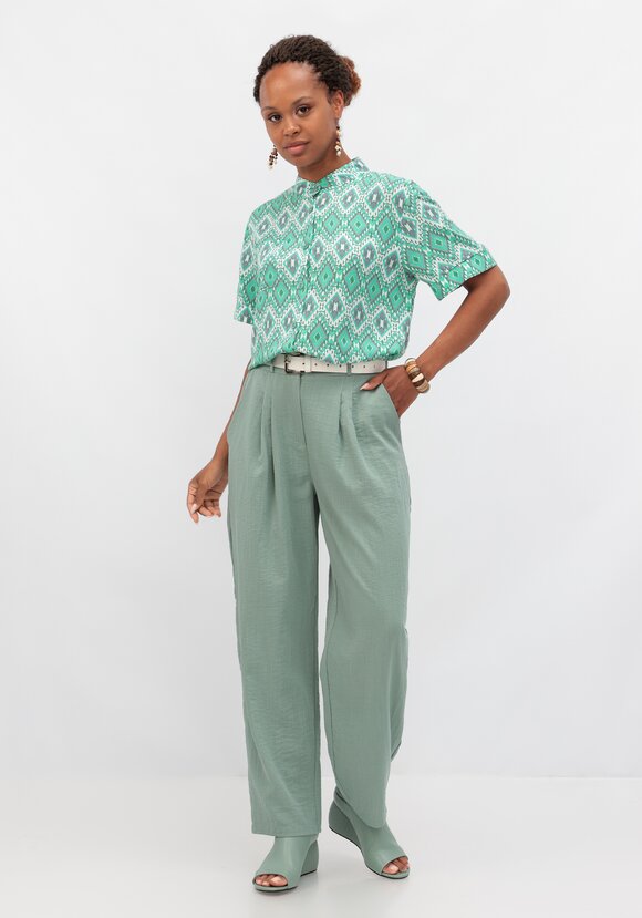 Брюки свободного кроя с защипами на поясе шир.  580, рис. 18