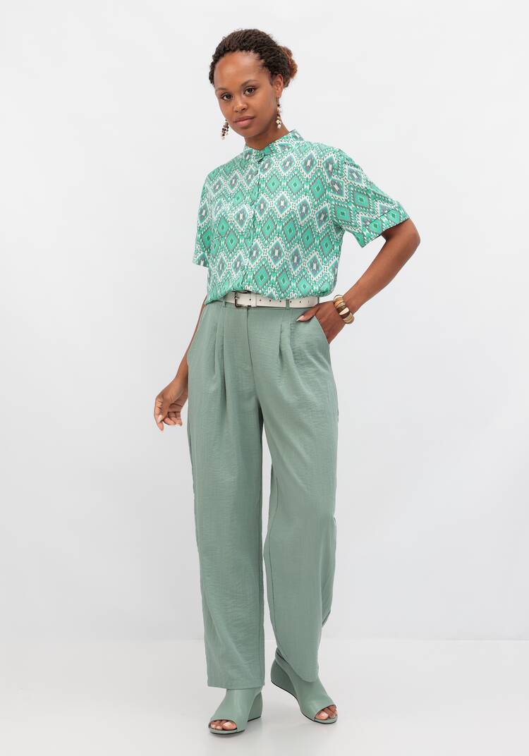 Брюки свободного кроя с защипами на поясе шир.  750, рис. 18