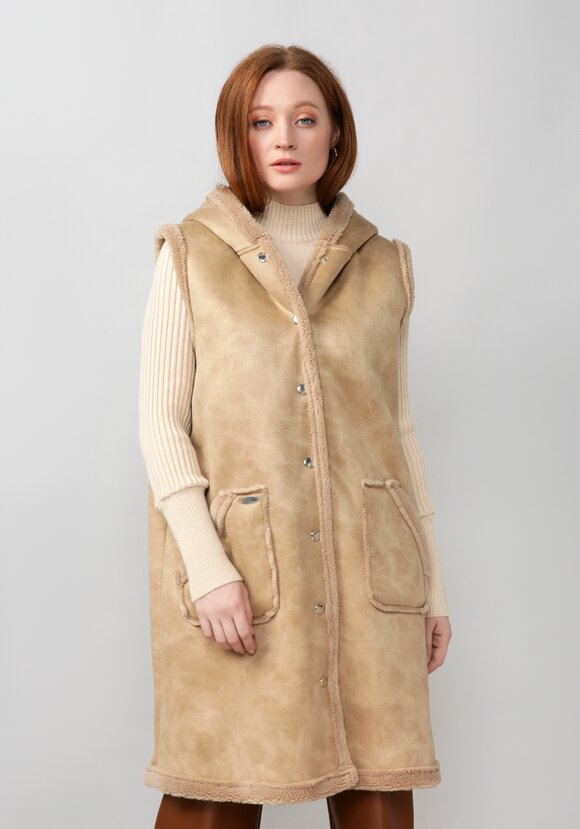 Жилет из экомеха с капюшоном шир.  580, рис. 1