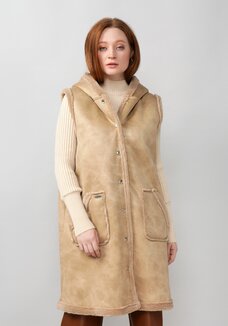 Жилет из экомеха с капюшоном