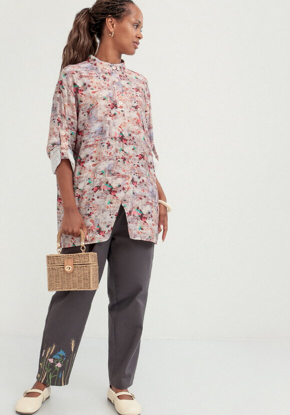 Блуза оригинального кроя с воротом стойка шир.  580, рис. 9