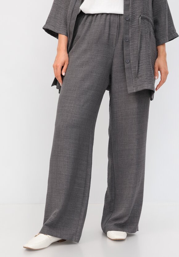 Брюки свободного кроя на резинке по поясу шир.  580, рис. 44