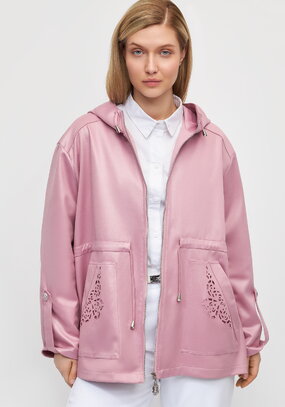 Ветровка с ажурным узором на карманах