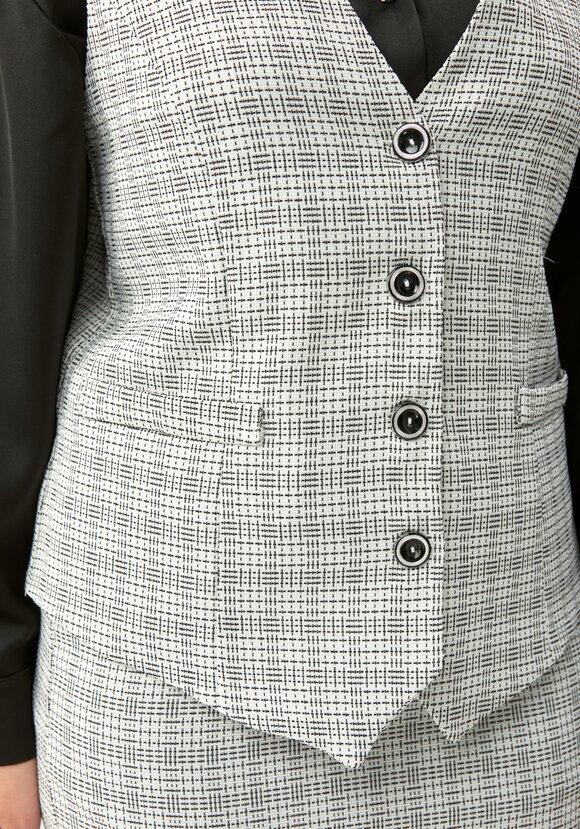 Жилет на пуговицах из фактурной ткани шир.  580, рис. 9