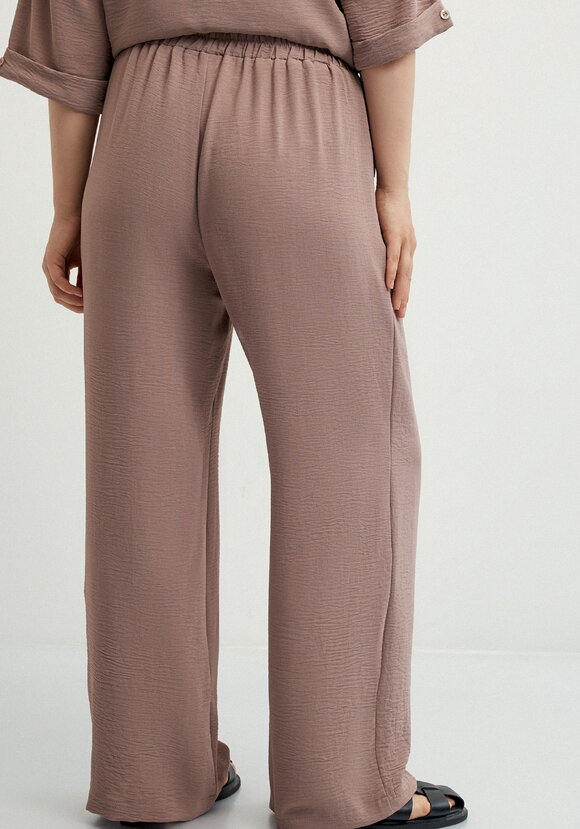 Костюм брючный с лаконичным принтом шир.  580, рис. 42