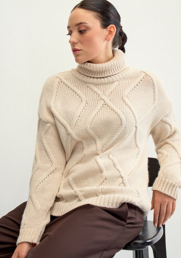 Свитер с объемными ромбами шир.  580, рис. 37