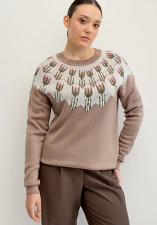 Джемпер с цветочным рисунком по горловине