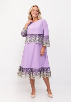 Платье с отделкой кружевом