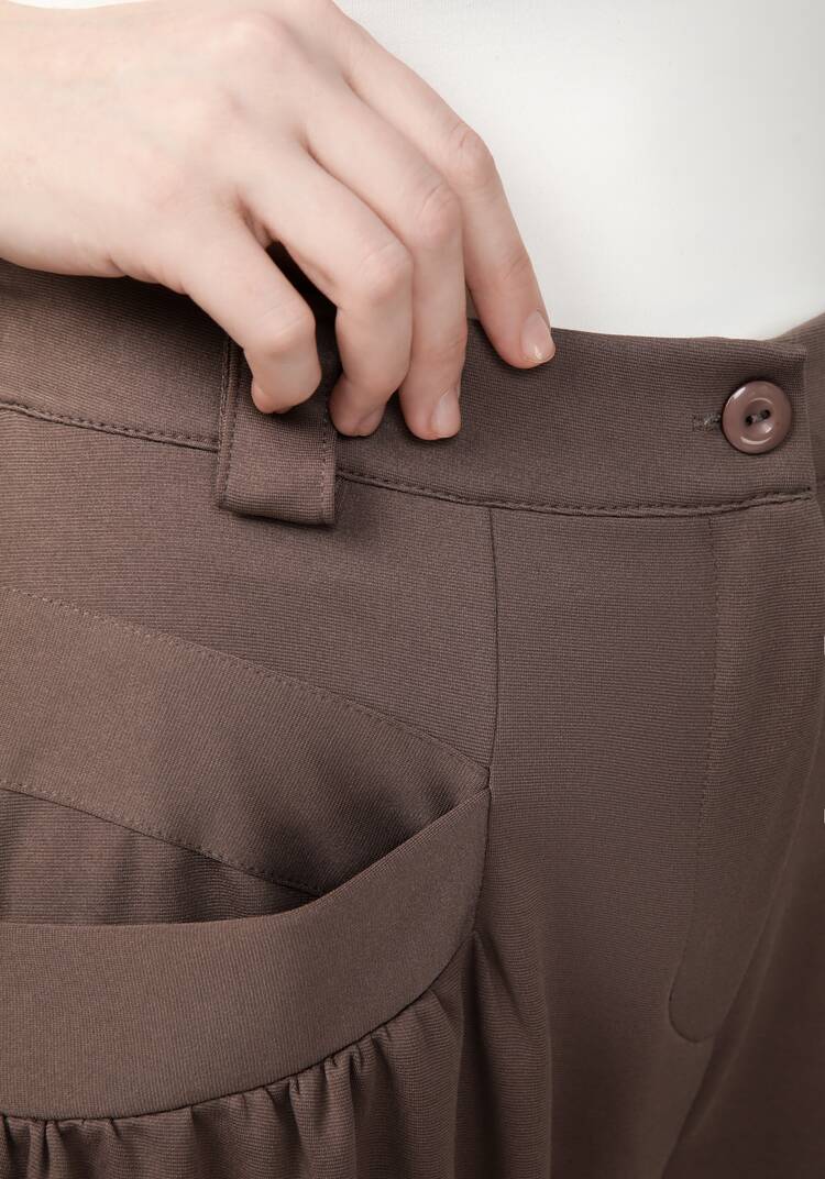 Брюки женские со сборкой на карманах шир.  750, рис. 12