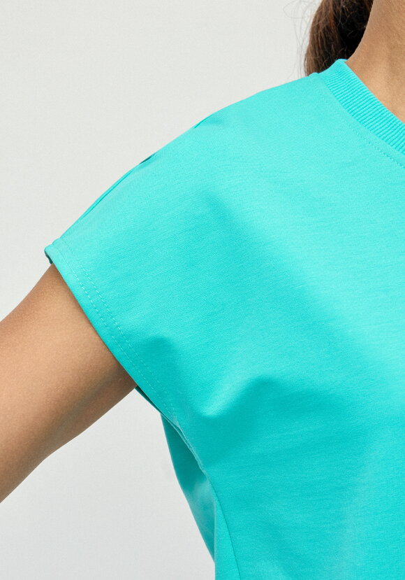 Футболка из трикотажа со спущенным плечом шир.  580, рис. 35