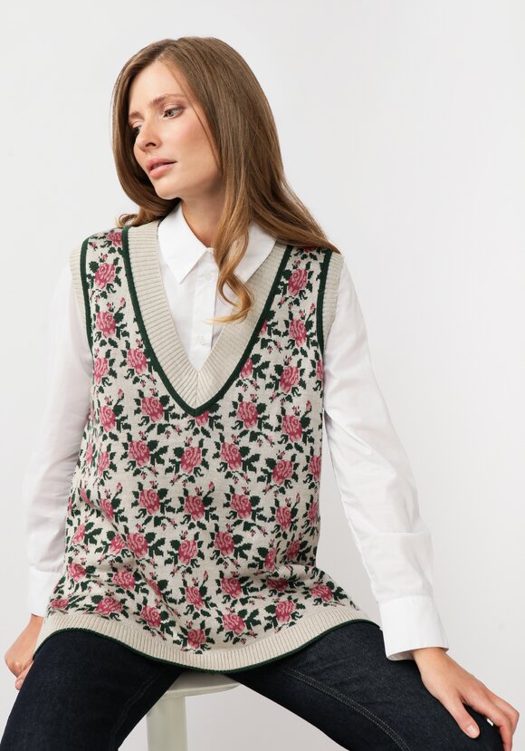 Жилет женский с цветочным рисунком шир.  580, рис. 24