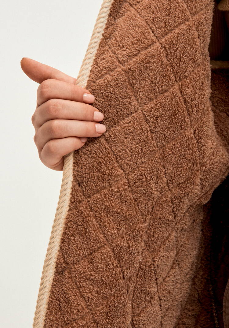 Жилет из экомеха на пуговицах шир.  750, рис. 16