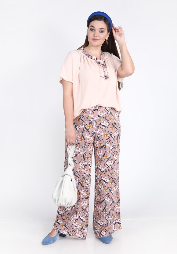 Блуза с окантовкой на вороте шир.  580, рис. 1