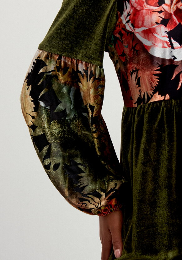 Блуза свободного кроя  с цветочными вставками шир.  580, рис. 6