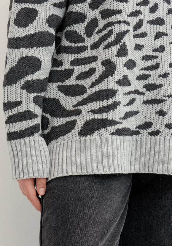 Джемпер с асимметричным расположением рисунка шир.  580, рис. 7