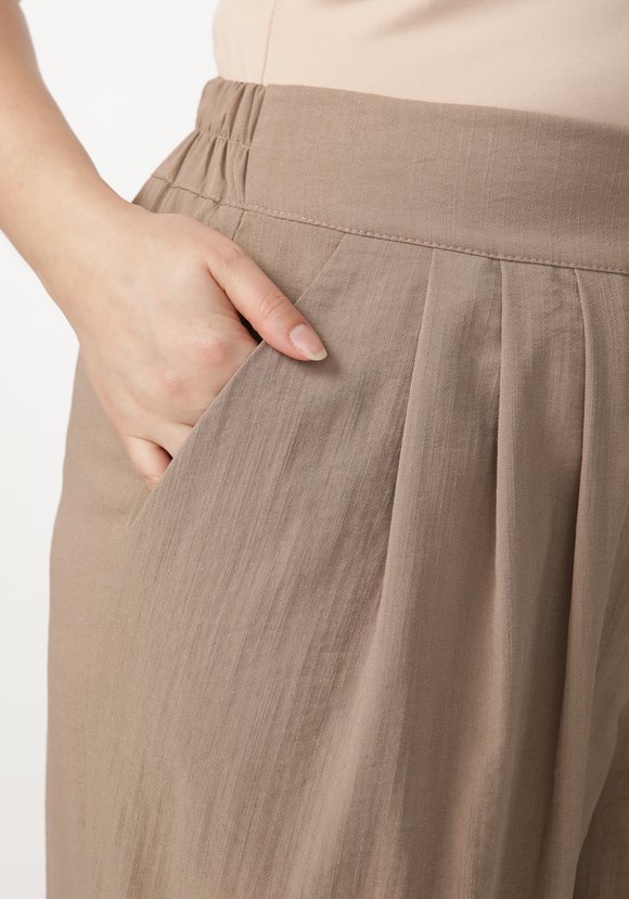 Брюки с защипами на поясе шир.  580, рис. 4