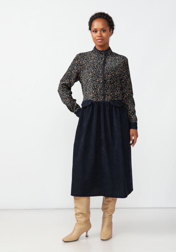 Платье из комбинированной вельветовой ткани шир.  580, рис. 24