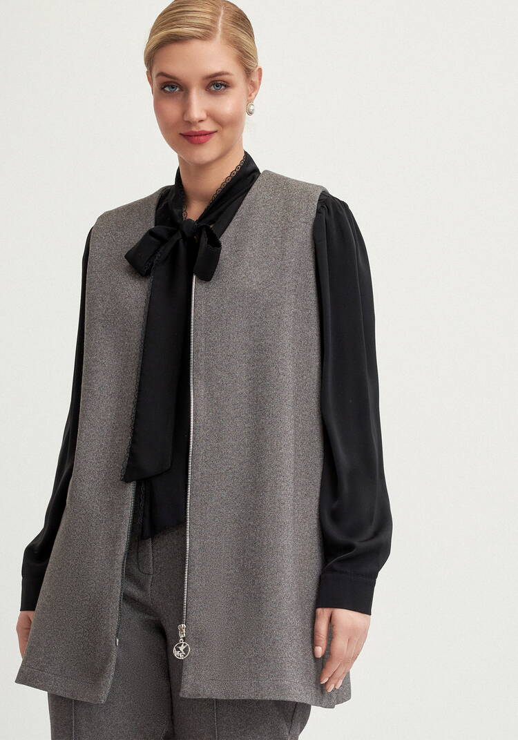 Жилет с боковыми пуговицами на молнии шир.  750, рис. 1