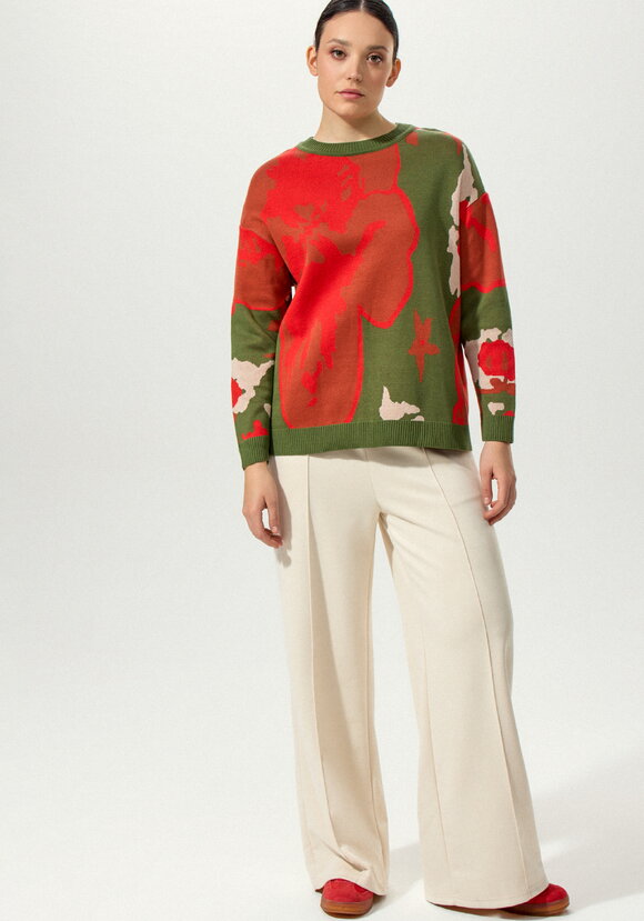 Джемпер с крупным цветочным орнаментом шир.  580, рис. 17