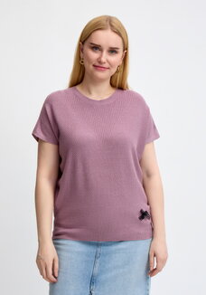 Джемпер с оригинальным вырезом без рукава