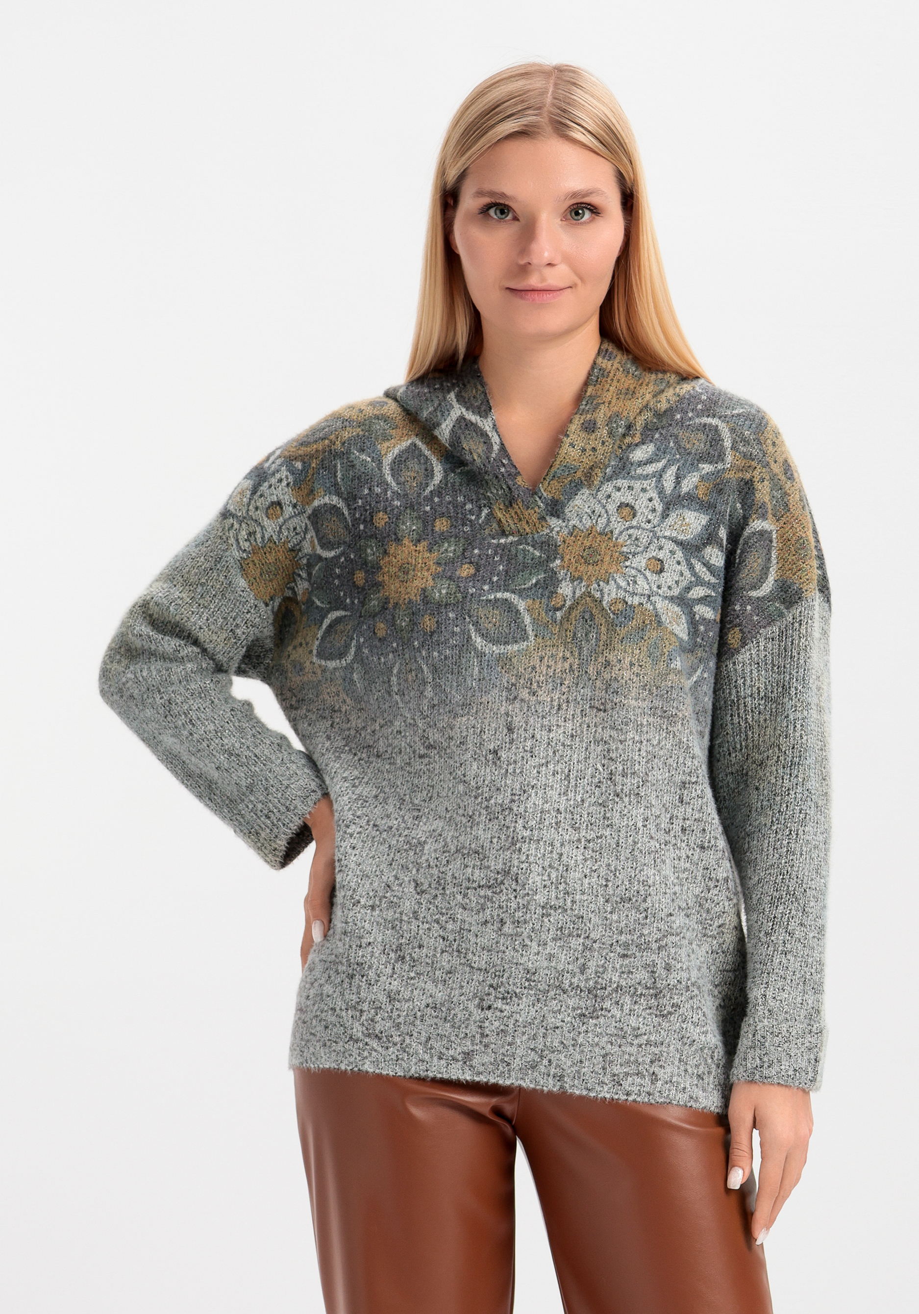 

Джемпер "Цветочное наслаждение", Серый