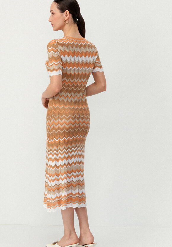 Платье с рисунком морской волны шир.  580, рис. 11