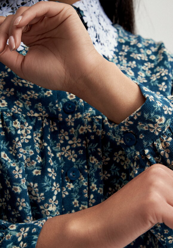 Блуза из микровельвета с ажурным воротником шир.  580, рис. 14